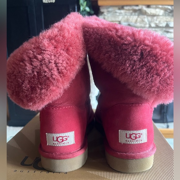 💯 AUTHENTIC- RED BAILEY BUTTON SHORT UGGS - SIZE 7 -ORIGINAL BOX- WORN ONCE !!! - Picture 3 of 10